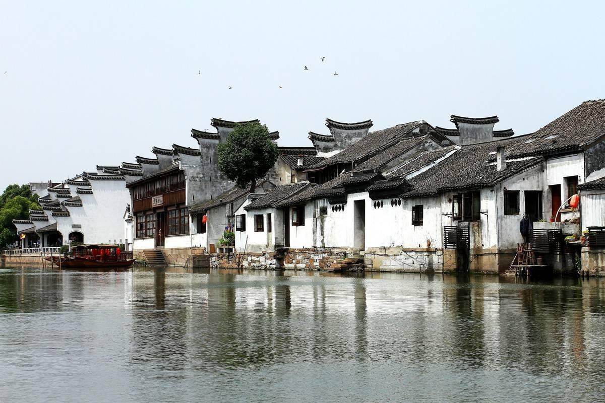 中交地产股份有限公司 关于子公司因公开招标形成关联交易的公告